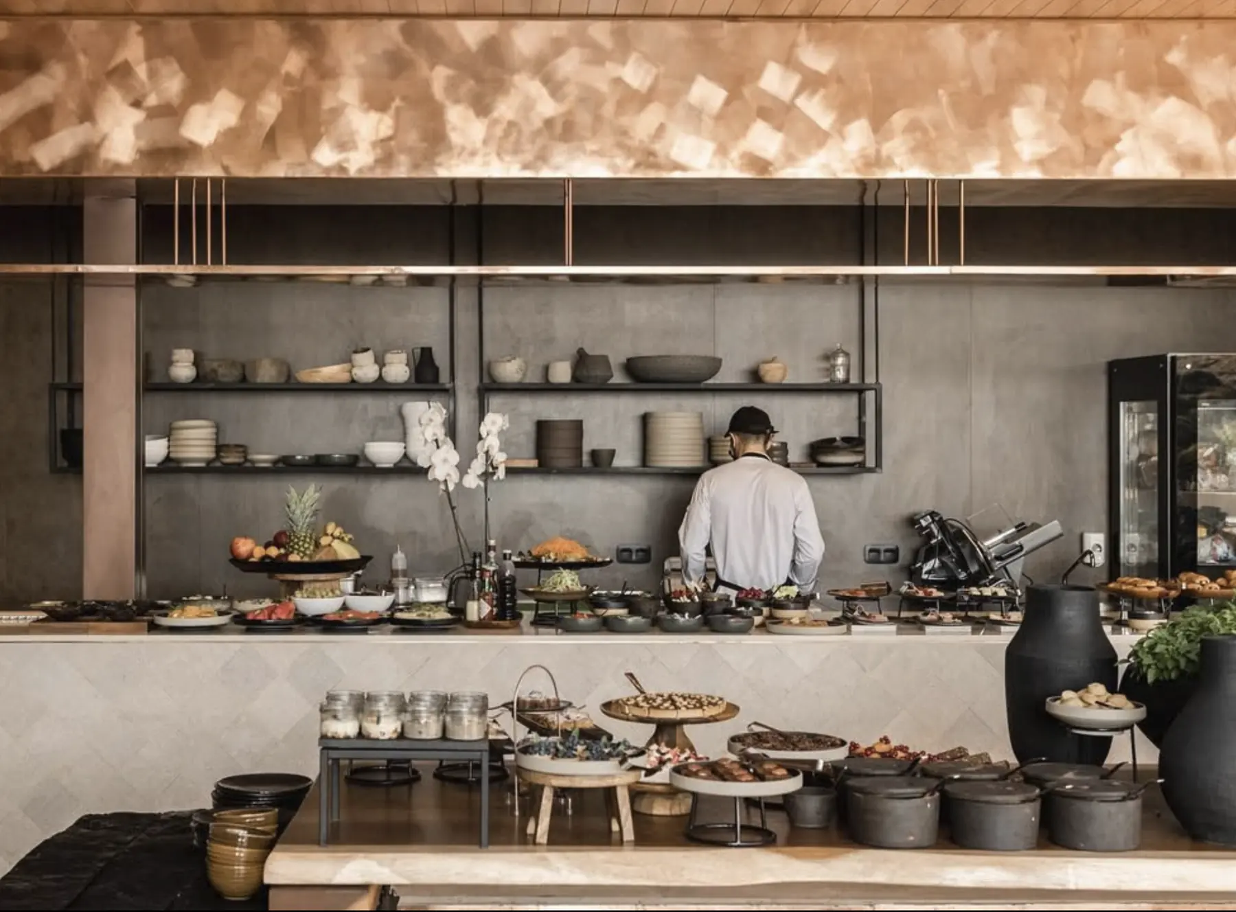 Buffet before an open kitchen with copper ceiling
